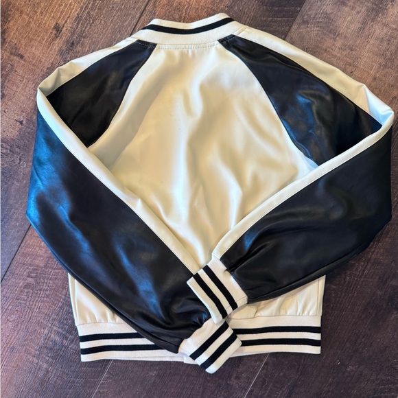 ✨ Anthropologie Varsity Bomber Jacket – Cream & Black ✨
Size Small - Picture 7 of 7